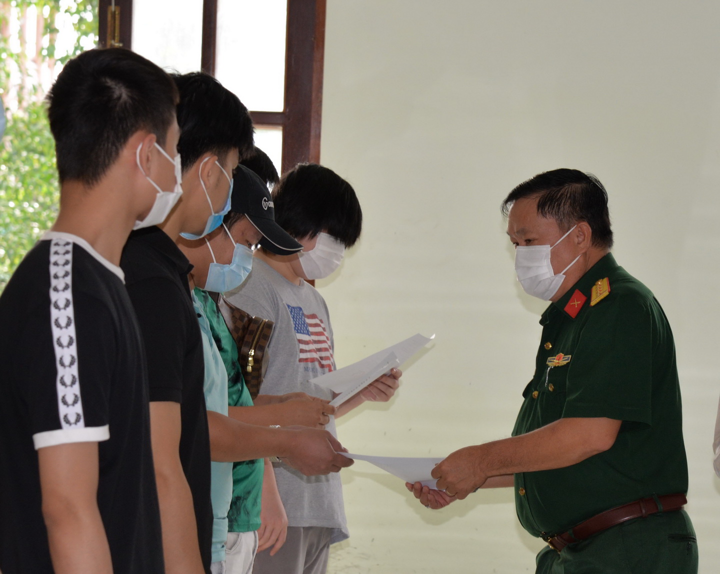 Đồng chí Nguyễn Văn Bé Bảy, Phó Chỉ huy trưởng Bộ chỉ huy quân sự tỉnh Tiền Giang trao giấy chứng nhận cho công dân