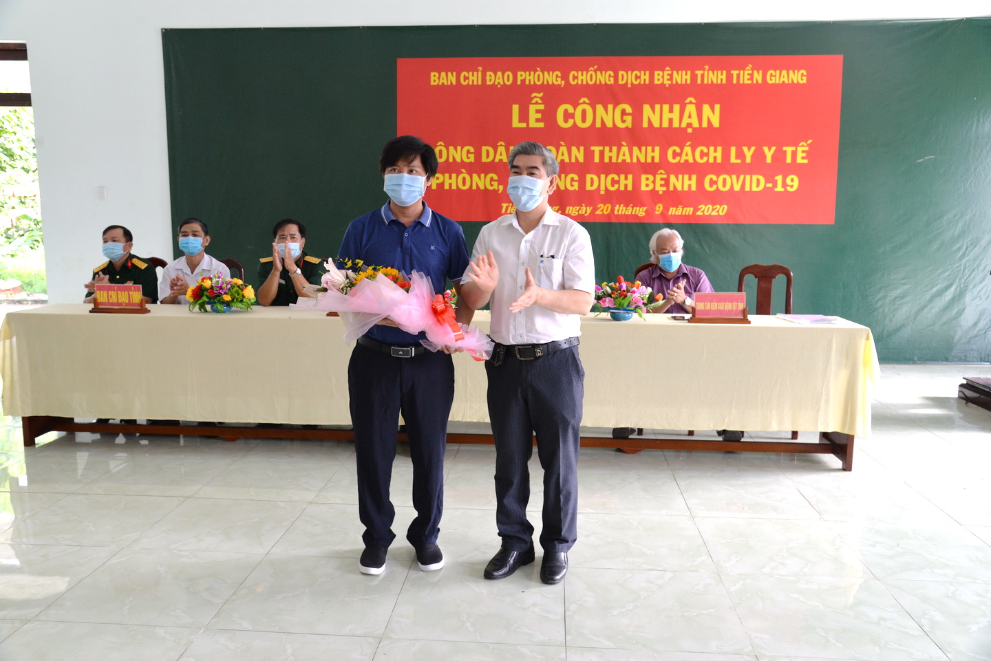 BSCKII Trần Thanh Thảo, Giám đốc Sở Y tế Tiền Giang trao hoa chúc mừng công dân hoàn thành cách ly y tế 