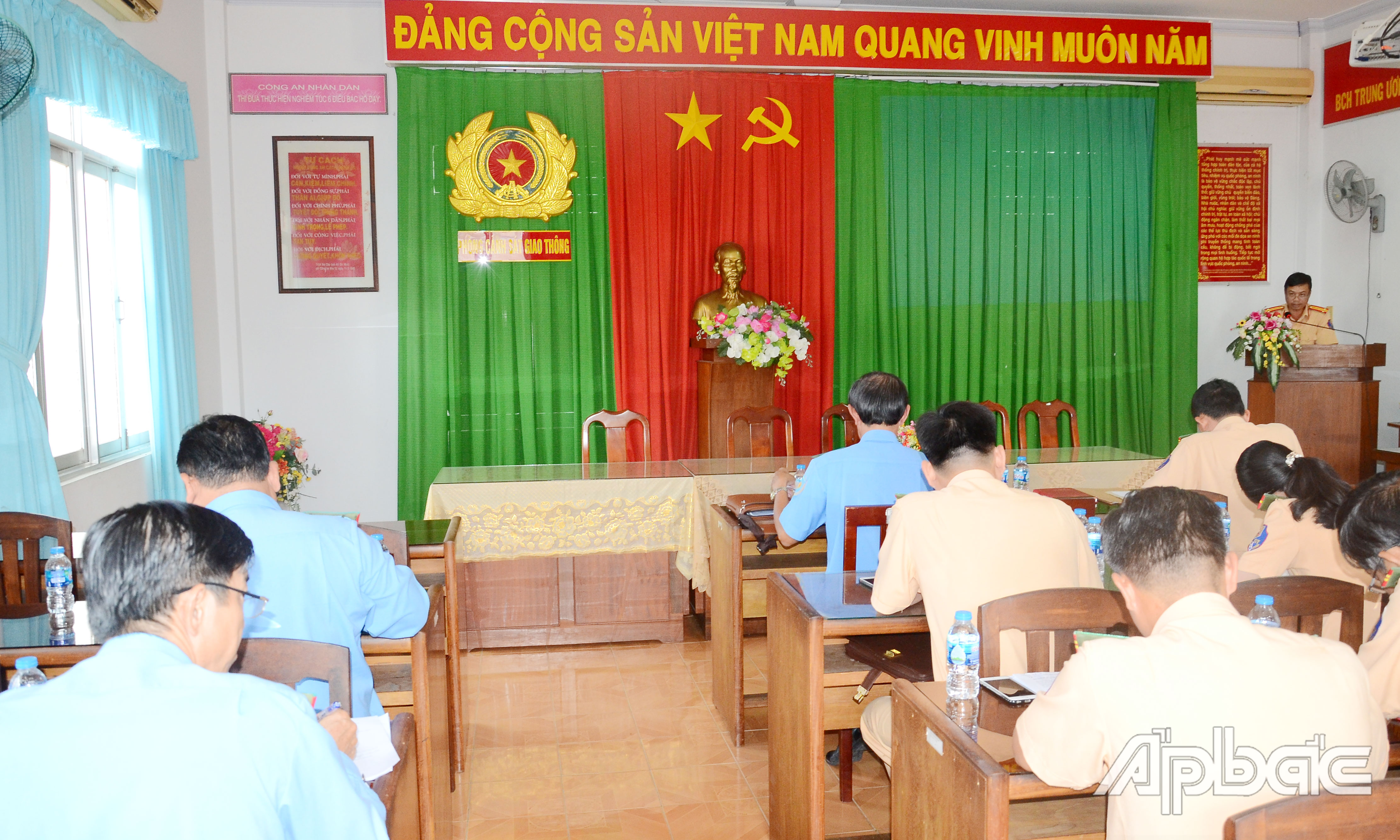 Quang cảnh buổi triển khai kế hoạch phối hợp đảm bảo TTATGT giữa Công an tỉnh Tiền Giang và Sở Giao thông - Vận tải.