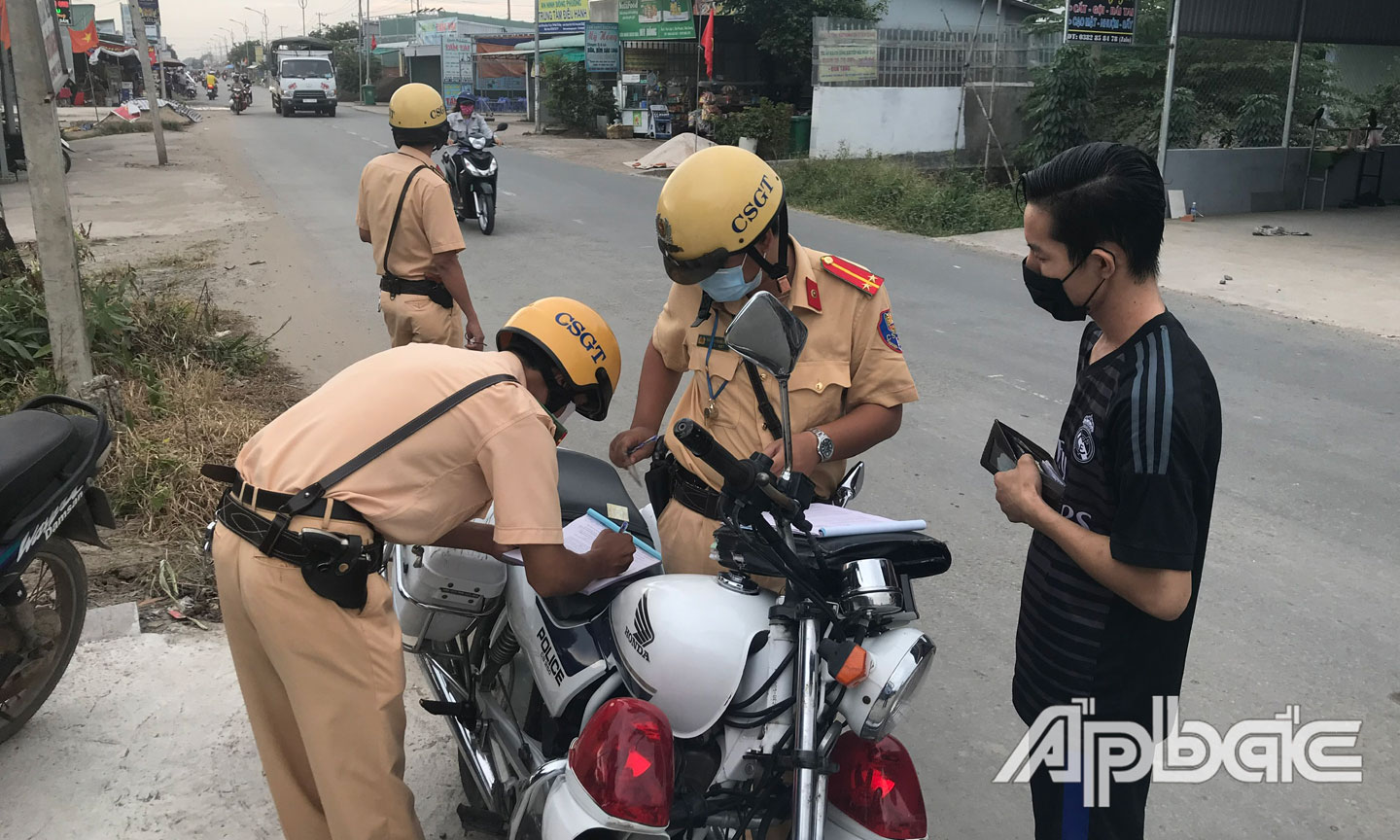 Tuần tra kiểm soát,  xử các hành vi vi phạm ATGT.