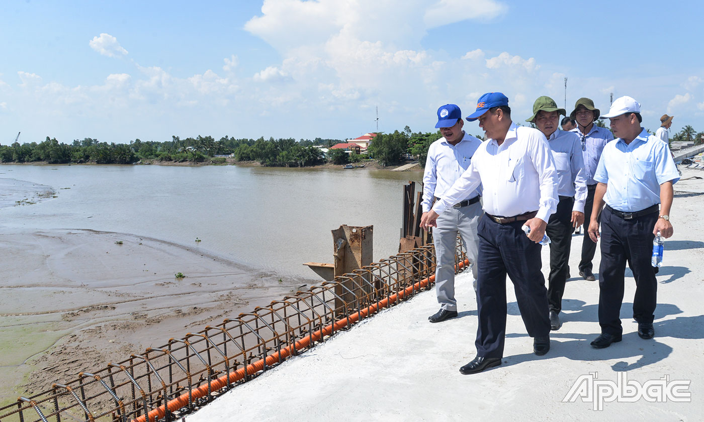 Đồng chí Lê Văn Nghĩa cùng lãnh đạo các sở, ngành kiểm tra tiến độ thi công cầu Bình Xuân.