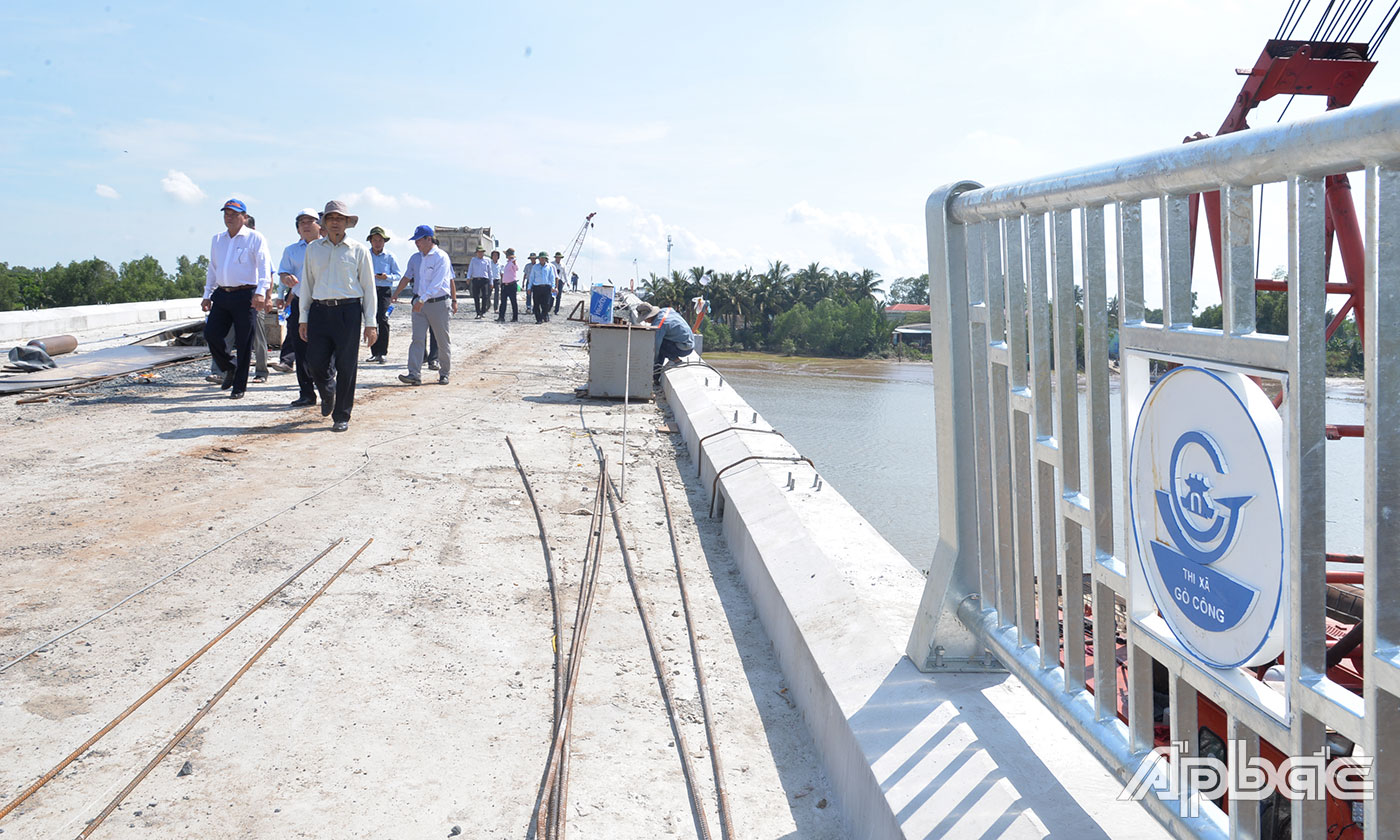 Đơn vị thi công đang trong quá trình lắp đặt can can cầu.