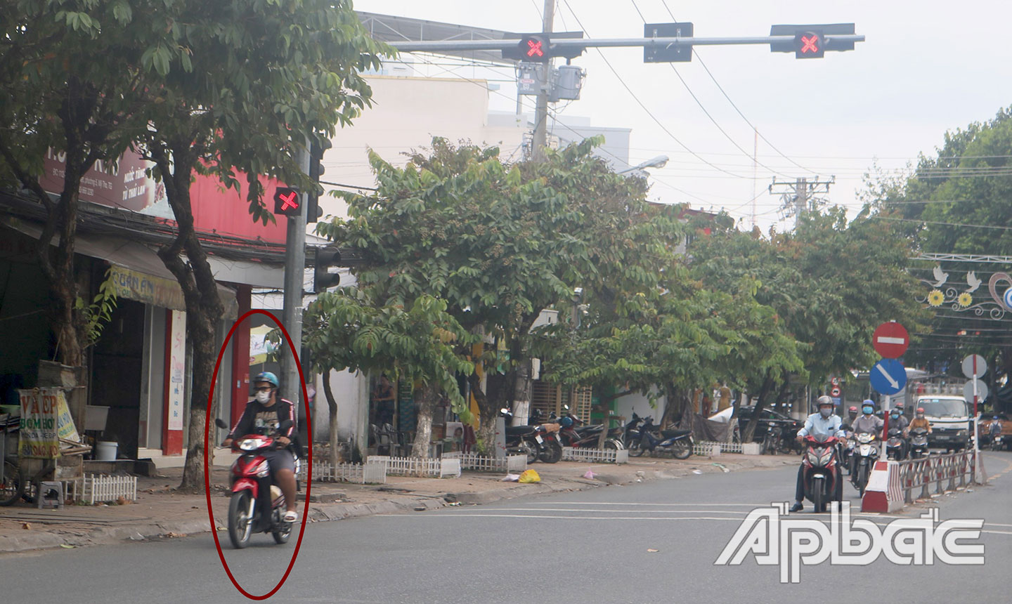 Một người dân vẫn chạy thẳng khi đèn đỏ trên đường Lý Thường Kiệt (TP. Mỹ Tho).