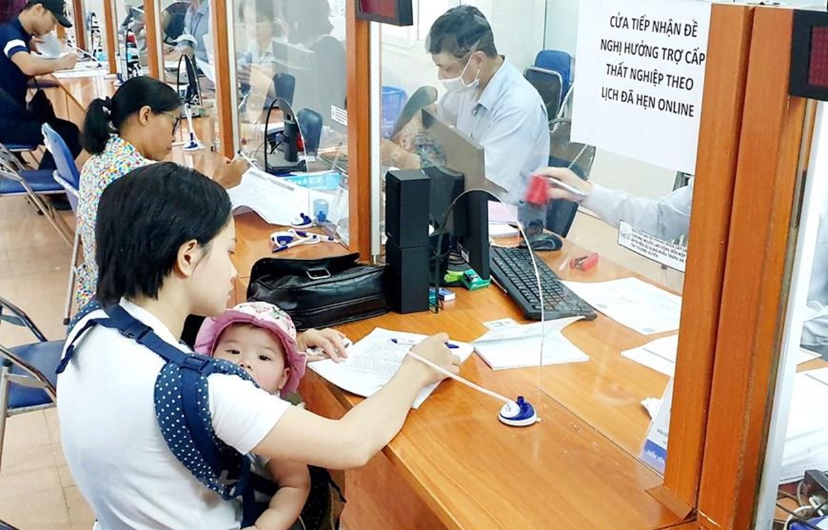 Lao động mất việc vì COVID-19 làm thủ tục hưởng bảo hiểm thất nghiệp. (Ảnh: PV/Vietnam+)