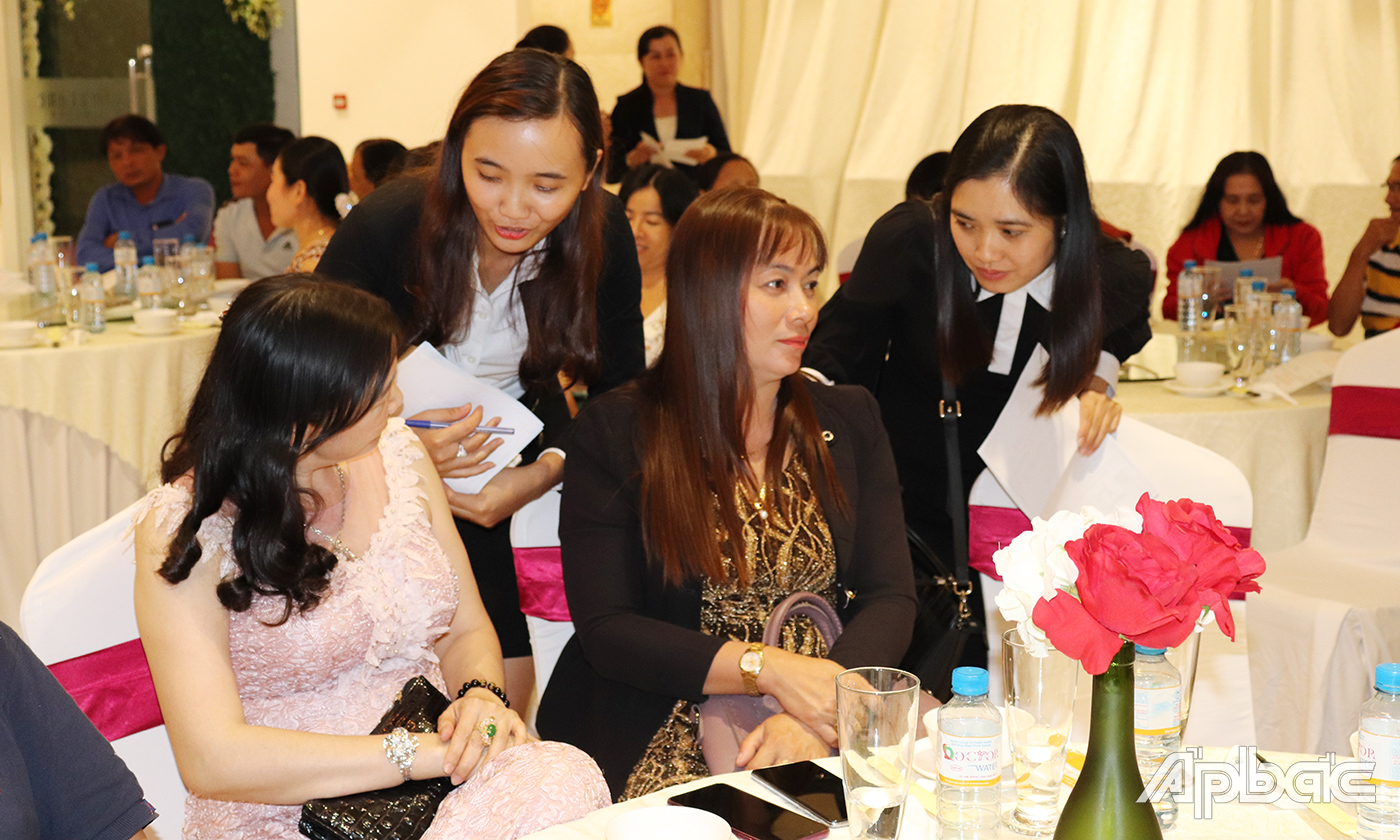 Tư vấn viên tư vấn đến khách hàng gói bảo hiểm phù hợp.