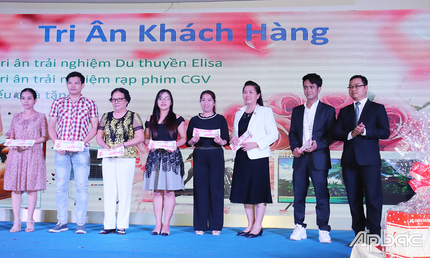 Những khách hàng may mắn trong chương trình nhận quà từ công ty bảo hiểm Prudential.