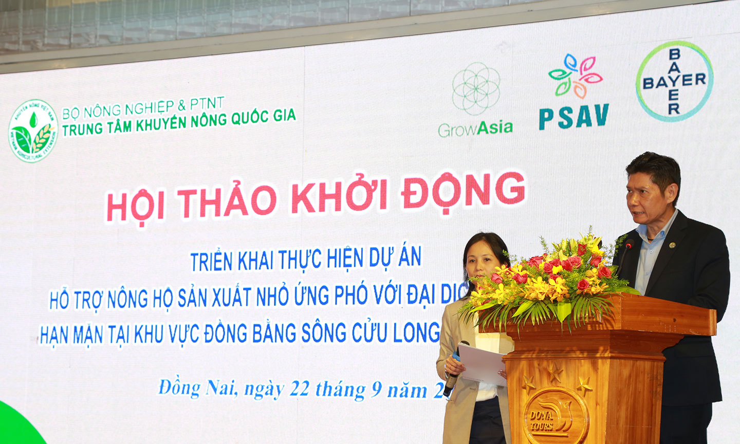 Ông Weraphon Charoenpanit, Giám đốc Kinh doanh nhánh Khoa học Cây trồng, Bayer Việt Nam chia sẻ mục tiêu của dự án “Better Farms, Better Lives” và nỗ lực của Bayer giúp nông hộ sản xuất nhỏ tại khu vực ĐBSCL và Đông Nam Bộ ứng phó COVID-19 và hạn mặn.