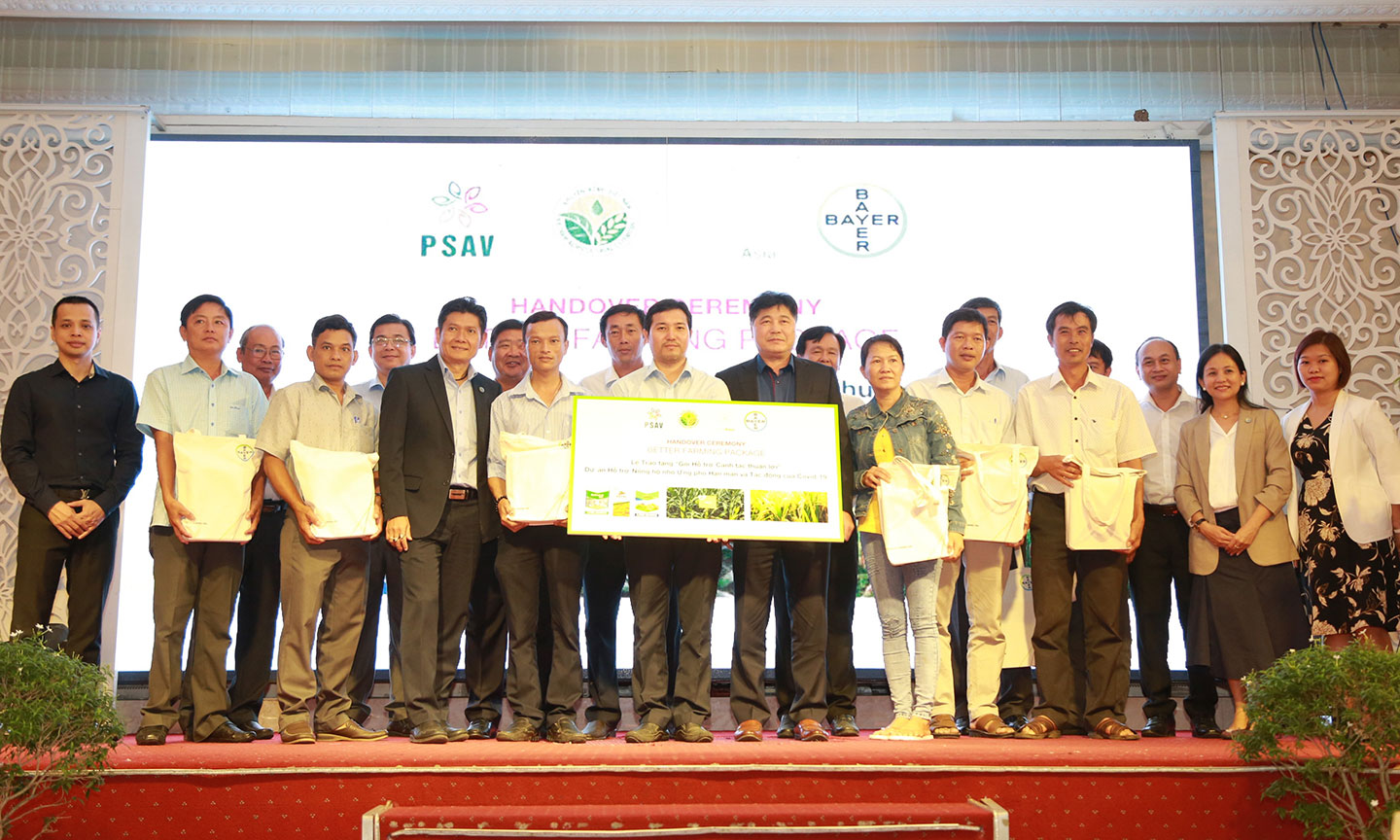 Đại diện ban dự án “Better Farms, Better Lives” trao gói hỗ trợ tượng trưng cho đại diện TTKN và nông dân các tỉnh, thành phố.