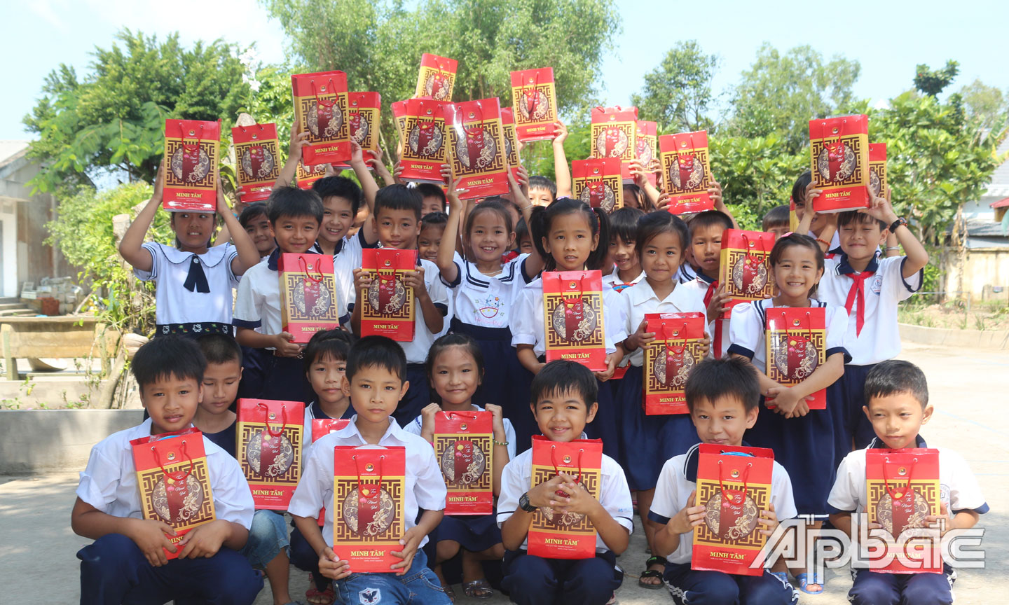 Tặng quà trung thu năm 2019 cho học sinh Trường Tiểu học Tân Hòa Đông, huyện Tân Phước.     Ảnh: H.L
