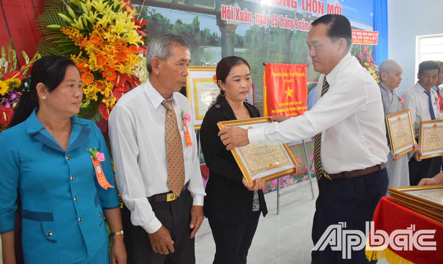 Đồng chí Lê Văn Nghĩa trao Bằng khen của UBND tỉnh cho các cá nhân, tập thể có nhiều đóng góp trong xây dựng NTM.