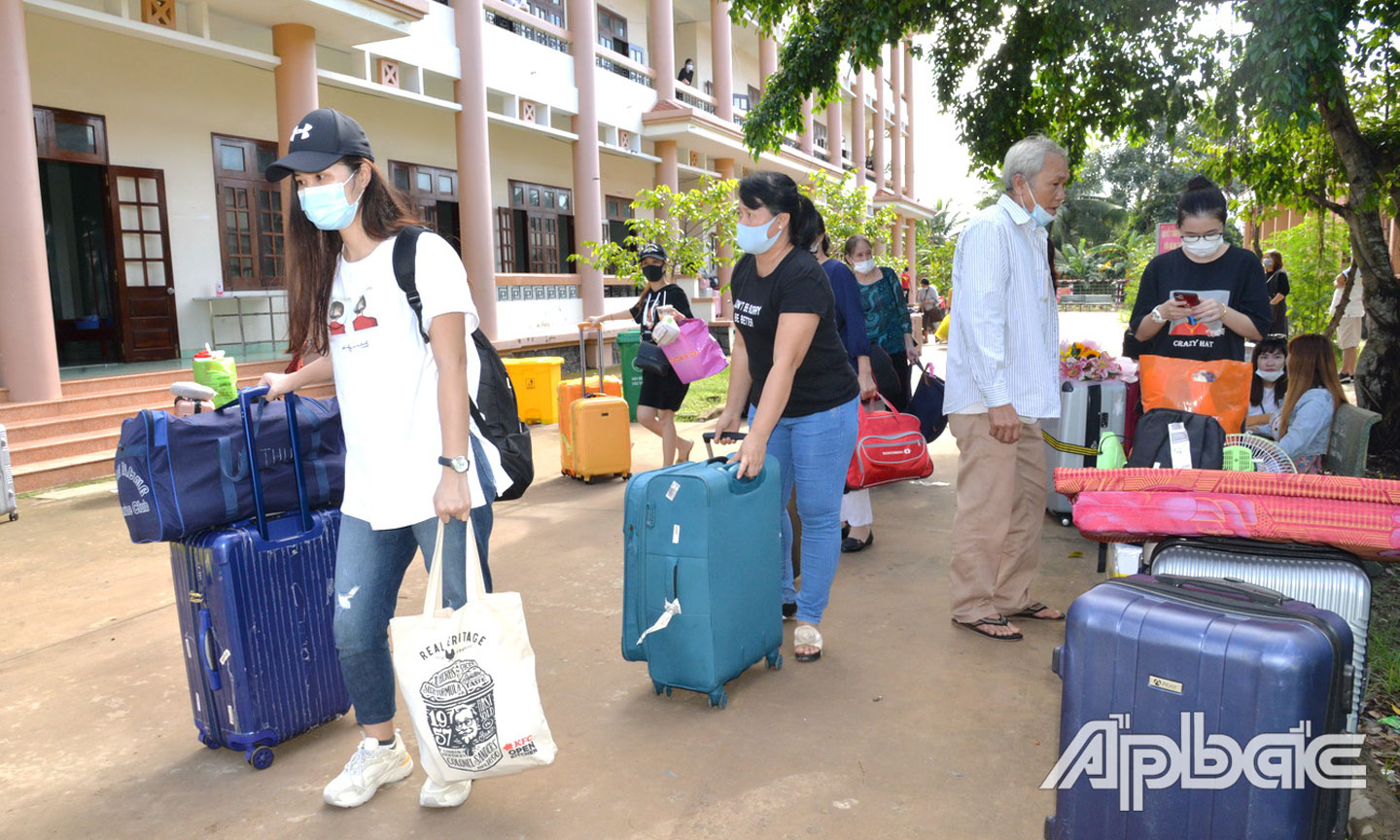 Công dân phấn khởi rời khu cách ly sau khi hoàn thành quy định cách ly y tế - ảnh H.N