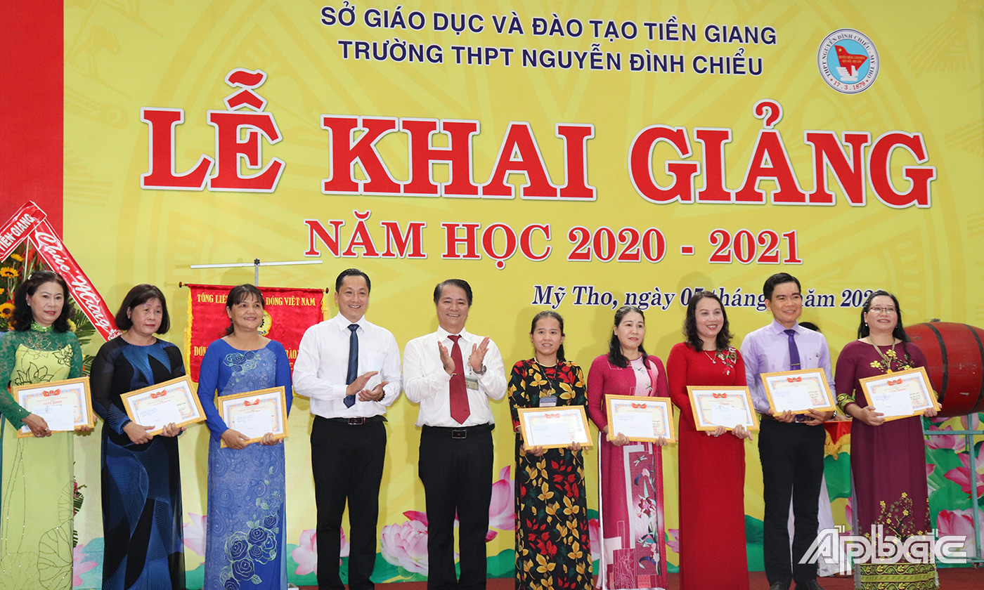 Trường THPT Nguyễn Đình Chiểu luôn nâng cao chất lượng đội ngũ giáo viên.