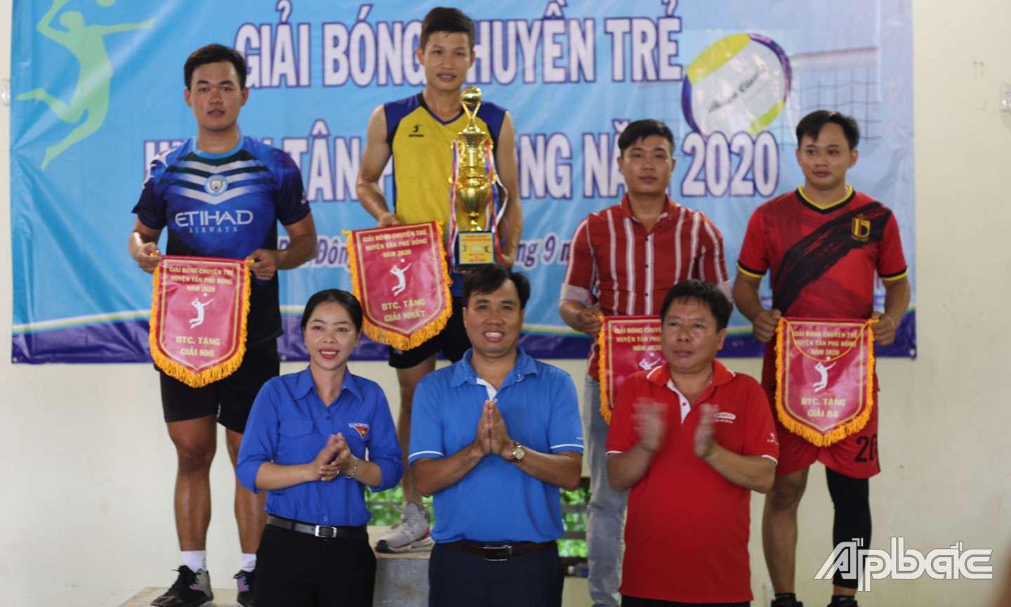 Ban tổ chức trao giải cho các đội.