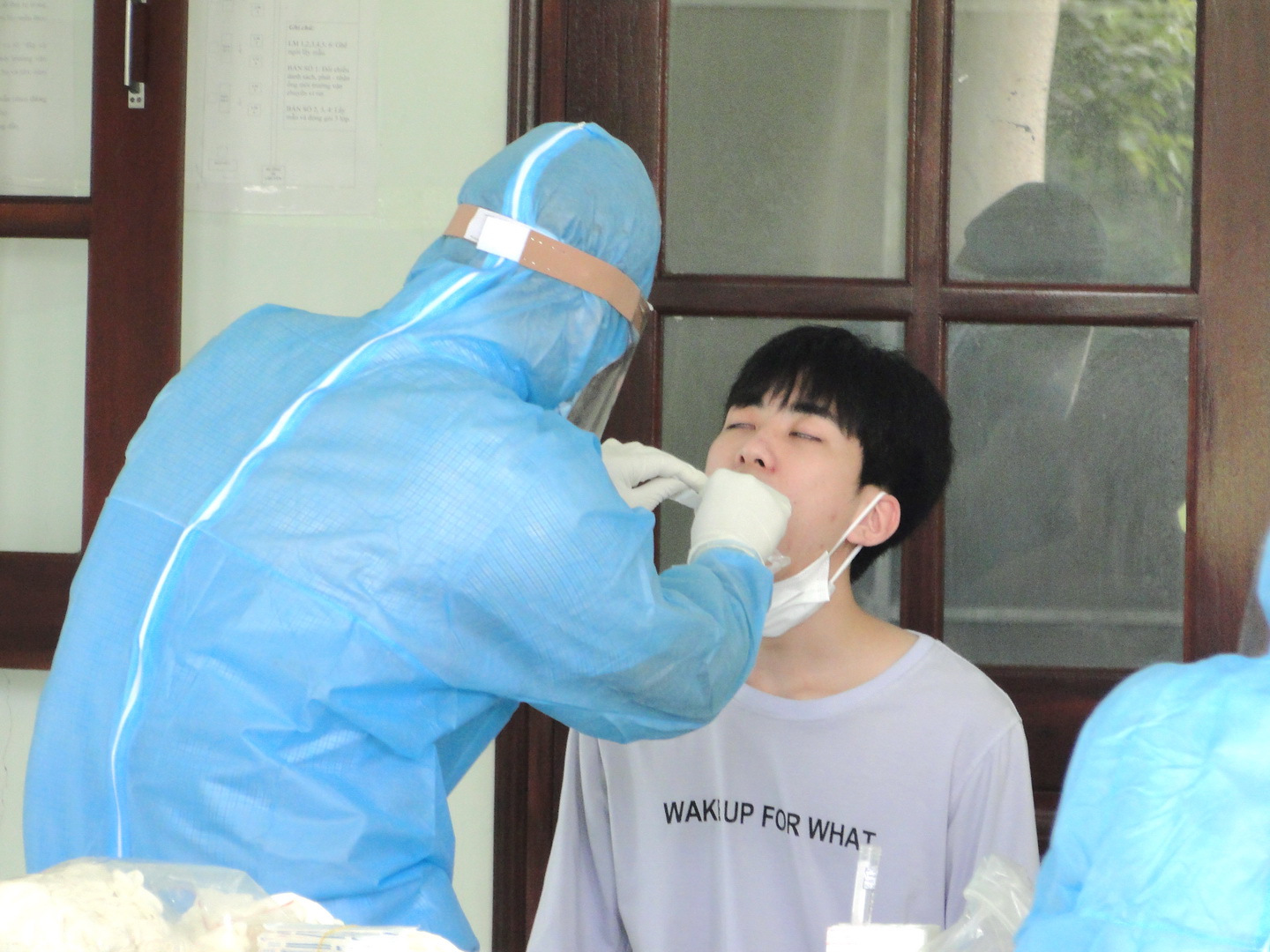 Nhân viên Trung tâm kiểm soát bệnh tật Tiền Giang lấy mẫu xét nghiệm SARS-CoV-2 lần 1 cho công dân về từ Australia