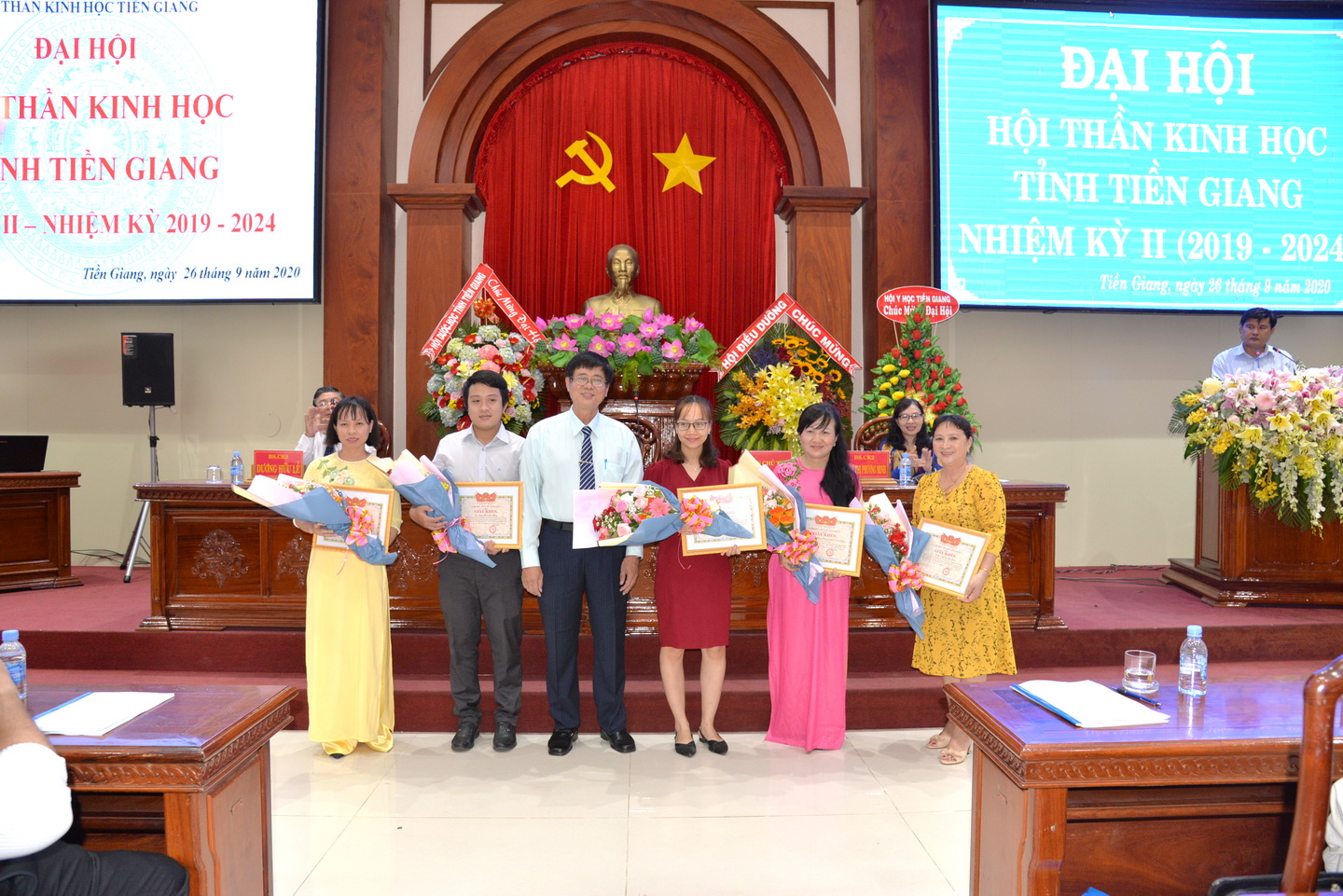 Sở Y tế tặng nhiều giấy khen cho các tập thể, cá nhân có nhiều thành tích đóng góp cho hoạt động hội thần kinh học Tiền Giang nhiệm kỳ 2014-2019