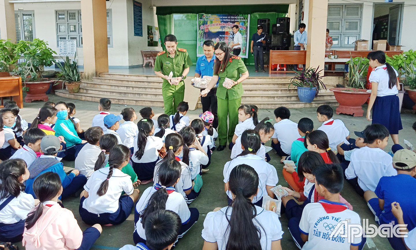 Quang cảnh phát quà Trung thu tại trường Tiểu học Tân Hội Đông.