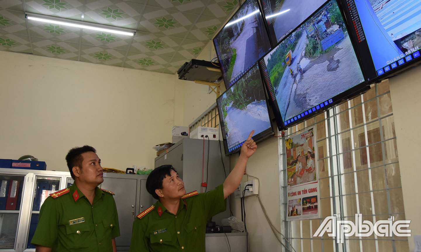 Thiếu tá Nguyễn Văn Đà (bên phải) xem mô hình camera.