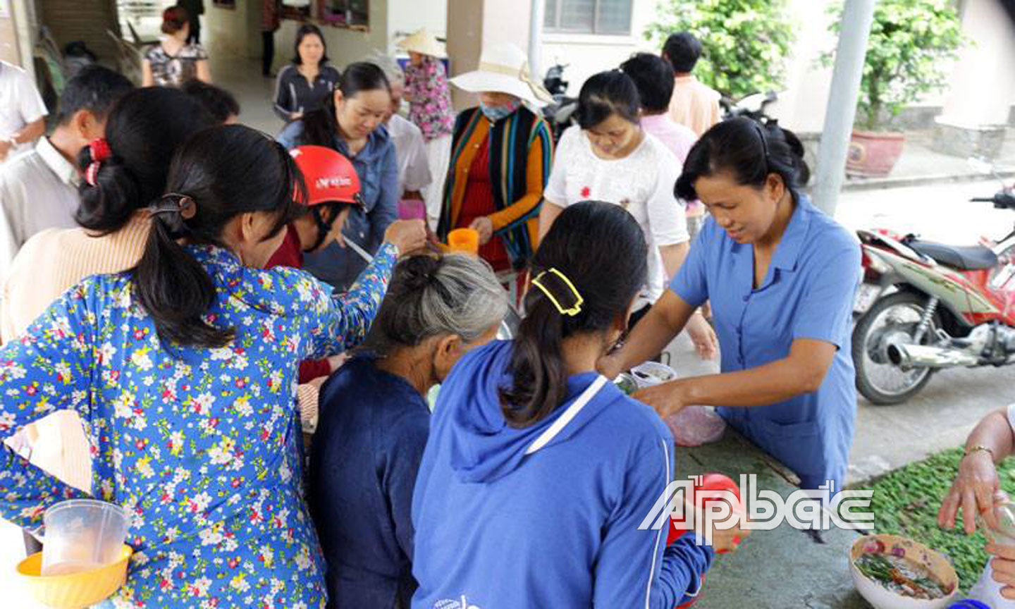 Những phần súp được nhóm tình nguyện viên “nồi cháo tình thương”  trao tận tay cho bệnh nhân và gia đình bệnh nhân nghèo.