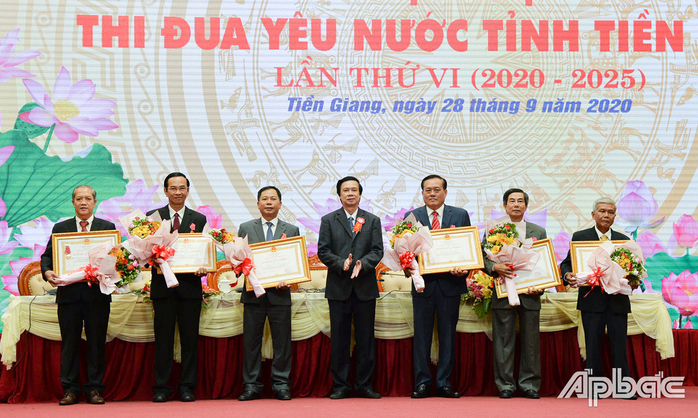 Thừa ủy quyền Chủ tịch nước, đồng chí Nguyễn Văn Danh trao Huân chương Lao động hạng Nhì cho các tập thể và có nhân có thành tích.