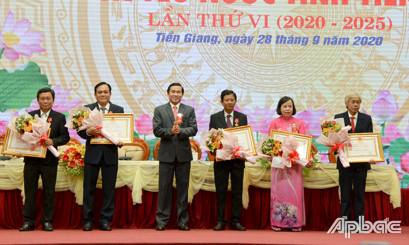 Thừa ủy quyền Chủ tịch nước, đồng chí Lê Văn Hưởng trao Huân chương Lao động hạng Ba cho các tập thể và có nhân có thành tích.