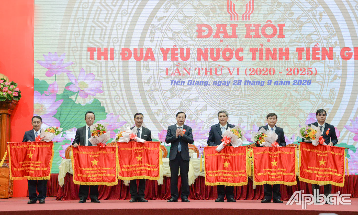 Thừa ủy quyền Thủ tướng Chính phủ, đồng chí Phạm Đức Toàn trao Cờ thi đua của Chính phủ cho các tập thể có thành tích.