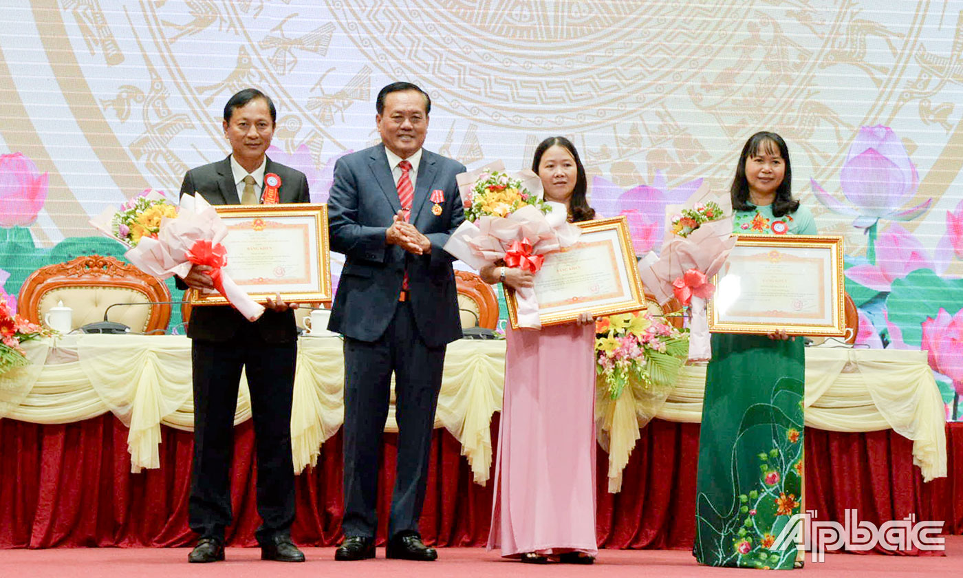 Thừa ủy quyền Thủ tướng Chính phủ, đồng chí Lê Văn Nghĩa, Ủy viên Ban Thường vụ, Phó Chủ tịch Thường trực UBND tỉnh Tiền Giang trao Bằng khen của Thủ tướng Chính phủ cho các tập thể có thành tích.