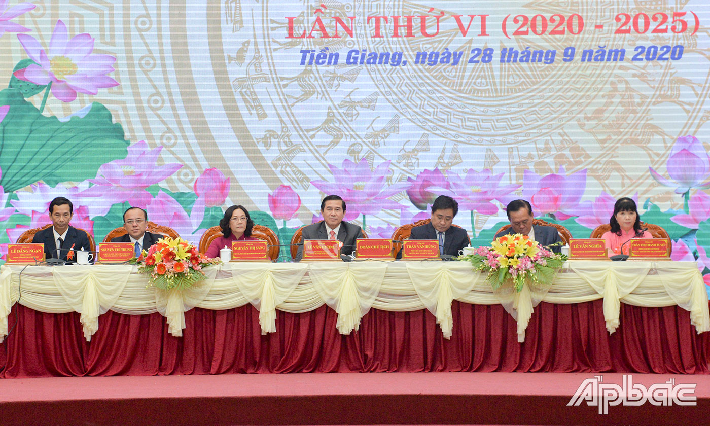 Đoàn chỉ tịch chủ trì Đại hội.
