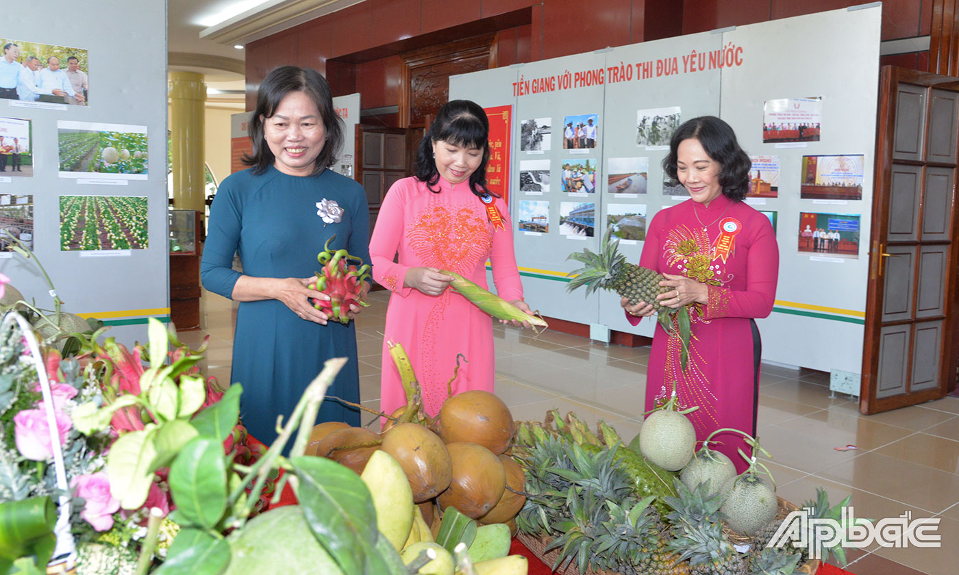 Các đại biểu tham quan sản phẩm trưng bày tại Đại hội.
