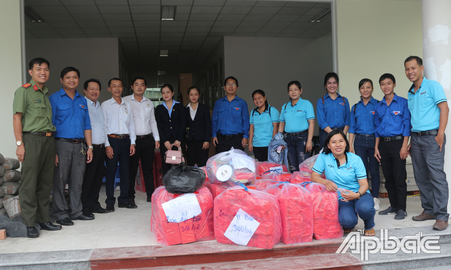 Báo Ấp Bắc cùng các đơn vị tài trợ chuẩn bị xuất phát trao quà trung thu cho các em học sinh ở xã Thạnh Mỹ và Tân Hòa Đông, huyện Tân Phước.