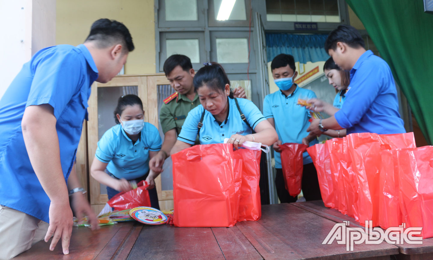 Đoàn chuẩn bị bánh, lồng đèn để phát quà.