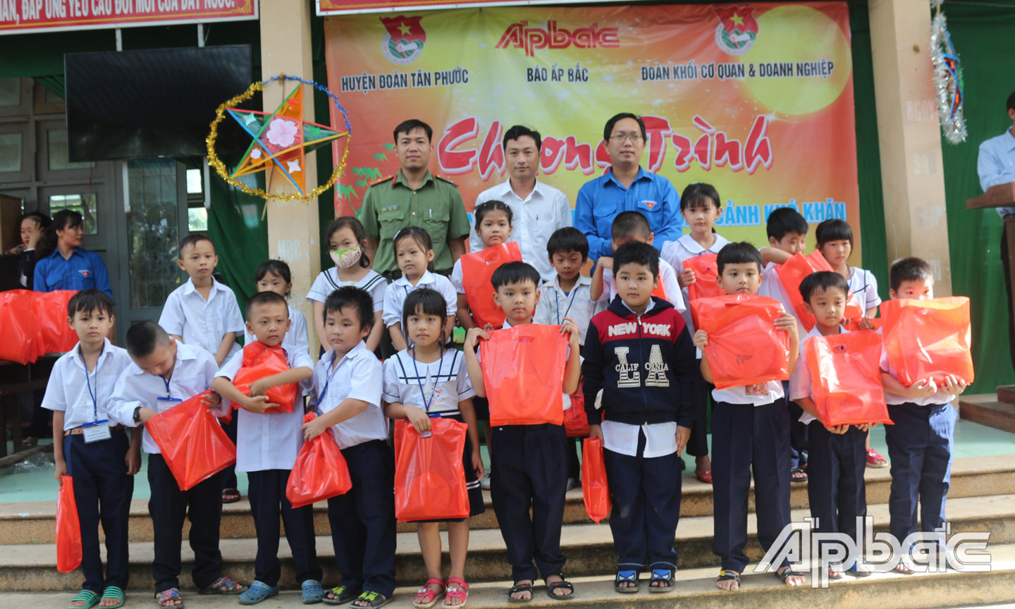 Đại diện Phòng Hậu Cần, Công an Tiền Giang, Bí thư đoàn Khối Cơ quan và Doanh nghiệp tỉnh Nguyễn Xuân Phúc và Huyện đoàn Tân Phước trao quà cho các bé