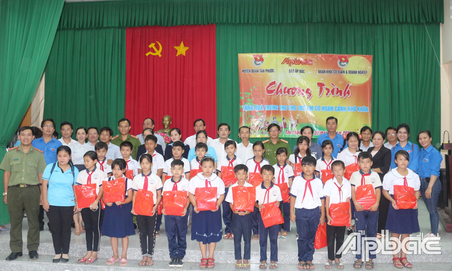 Đoàn trao quà trung thu cùng lãnh đạo xã Tân Hòa Đông trao quà và chụp ảnh lưu niệm cùng các bé thiếu nhi.