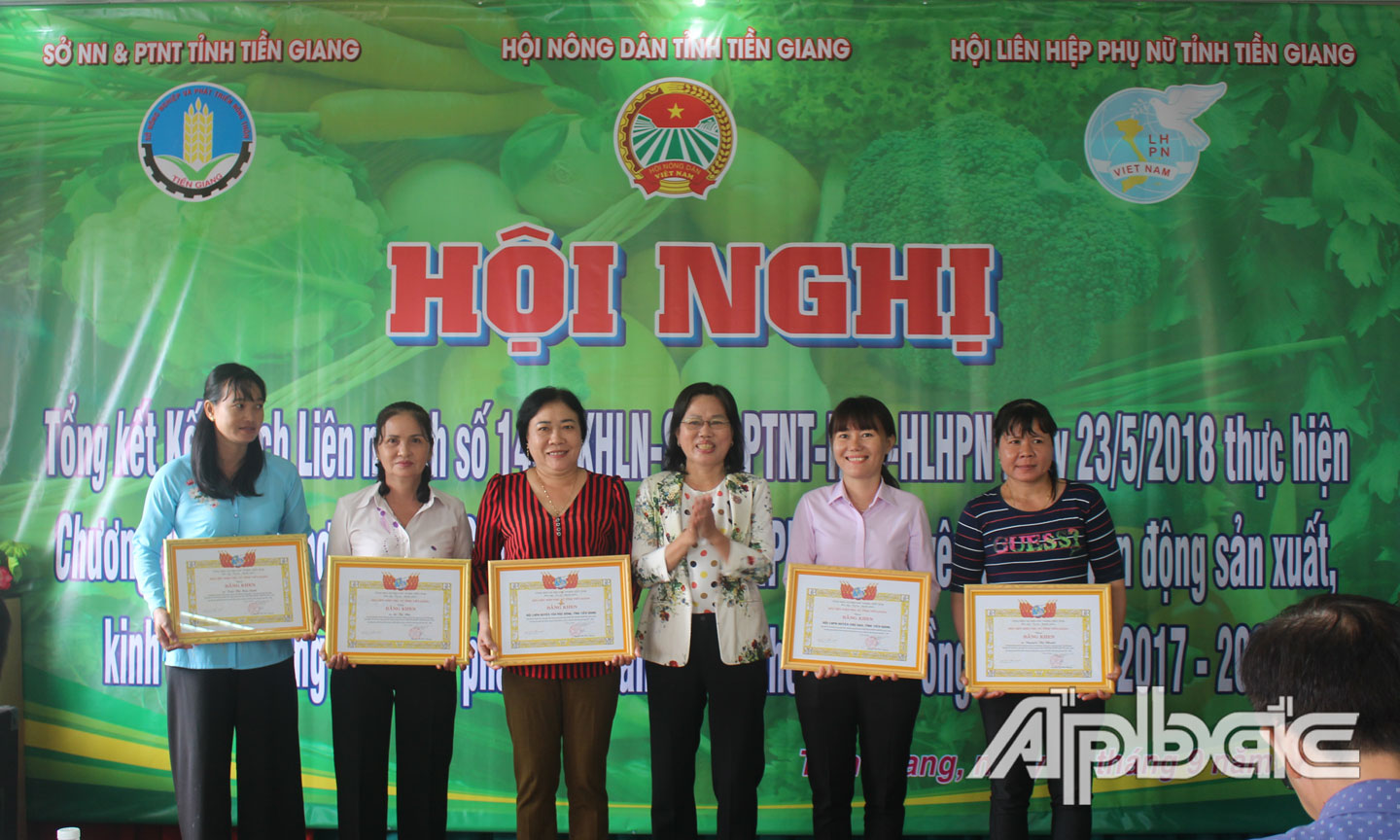 Đồng chí Đoàn Thị Thanh Khỏi trao tặng Bằng khen cho tập thể và cá nhân có thành tích xuất sắc trong thực hiện Chương trình phối hợp tuyên truyền, vận động sản xuất, kinh doanh nông sản thực phẩm an toàn vì sức khỏe cộng đồng giai đoạn 2017 - 2020.