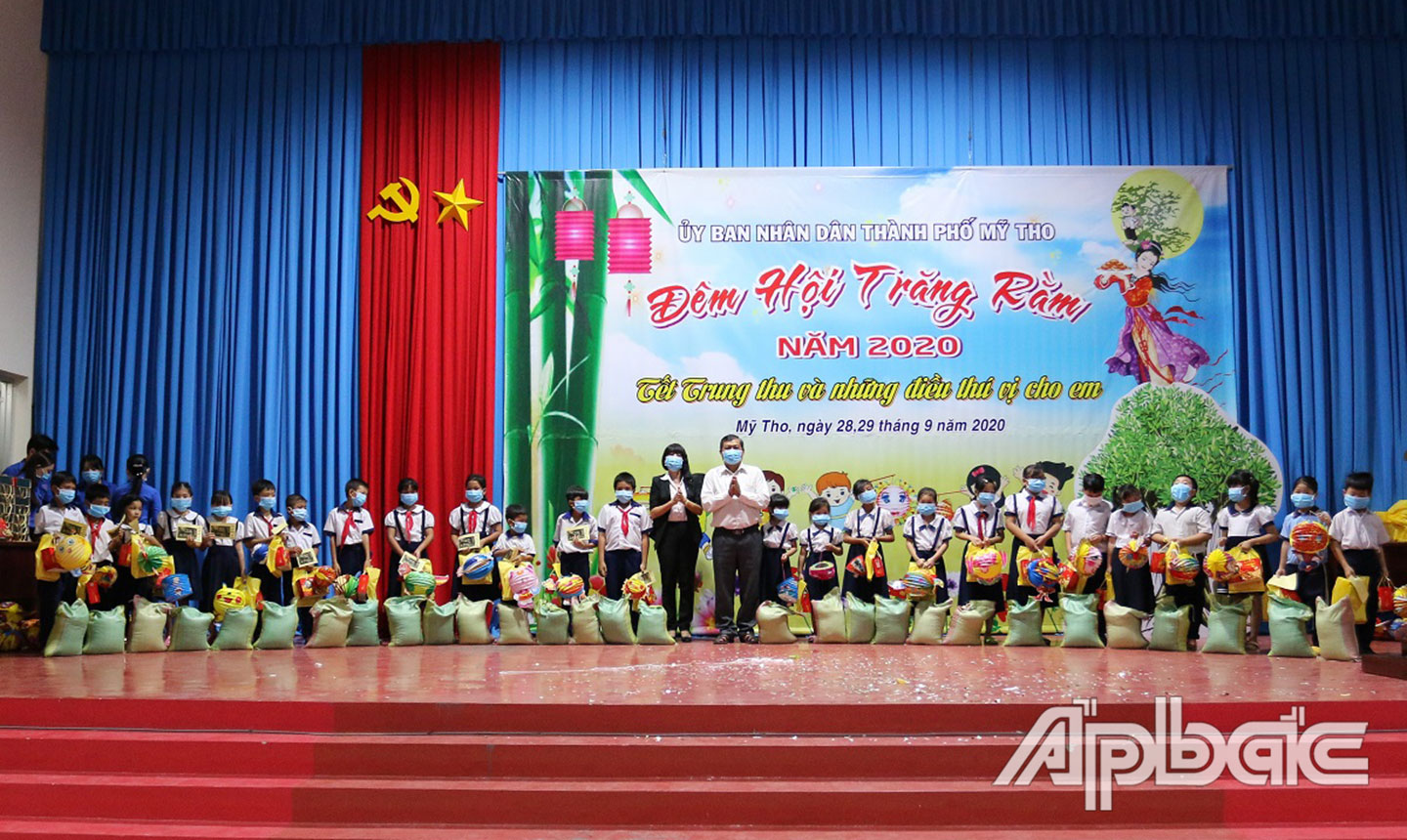 Phó Chủ tịch UBND TP Mỹ Tho Lê Thị Bé Phượng và Chủ tịch Ủy ban MTTQ Việt Nam TP Mỹ Tho Bùi Văn Bảo tặng quà cho các em thiếu nhi.