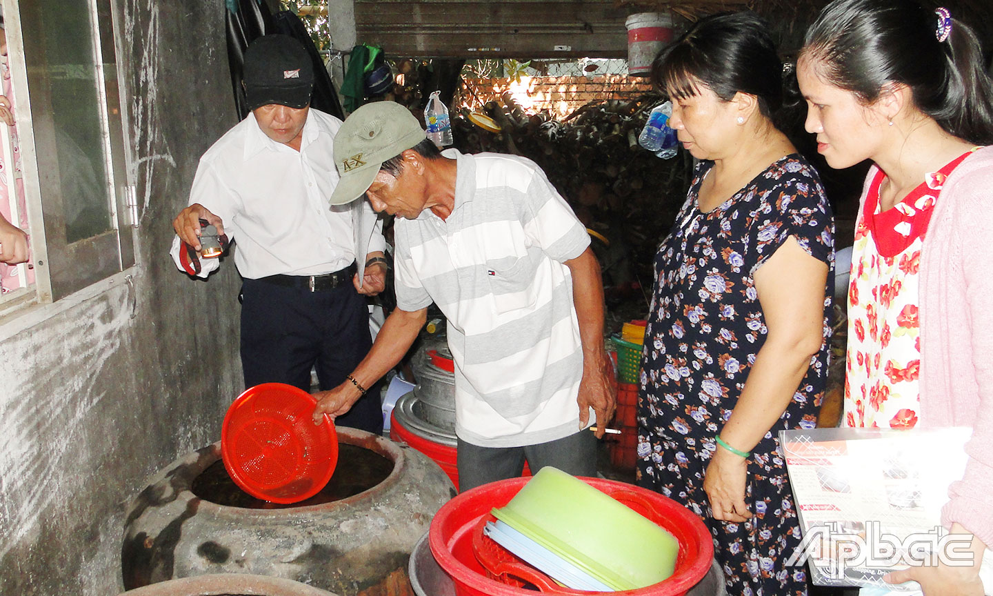Cán bộ y tế kiểm tra và hướng dẫn người dân biện pháp diệt muỗi, diệt lăng quăng để phòng, chống SXH.