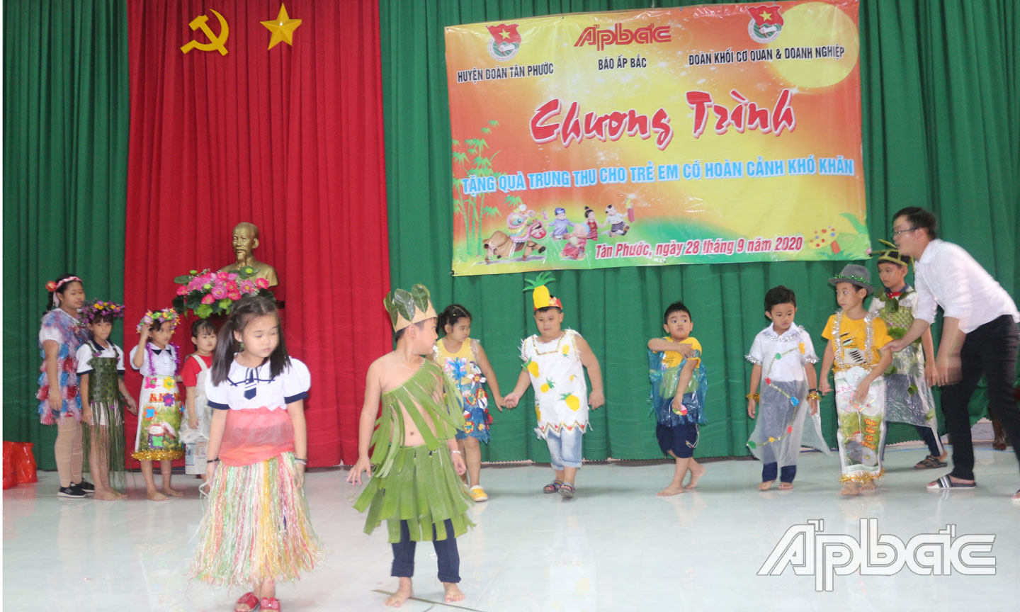 Dù ở xã vùng sâu, vùng xa nhưng các bé đã có những tiết mục vui tươi, tạo tiếng cười sảng khoái cho tất cả mọi người.