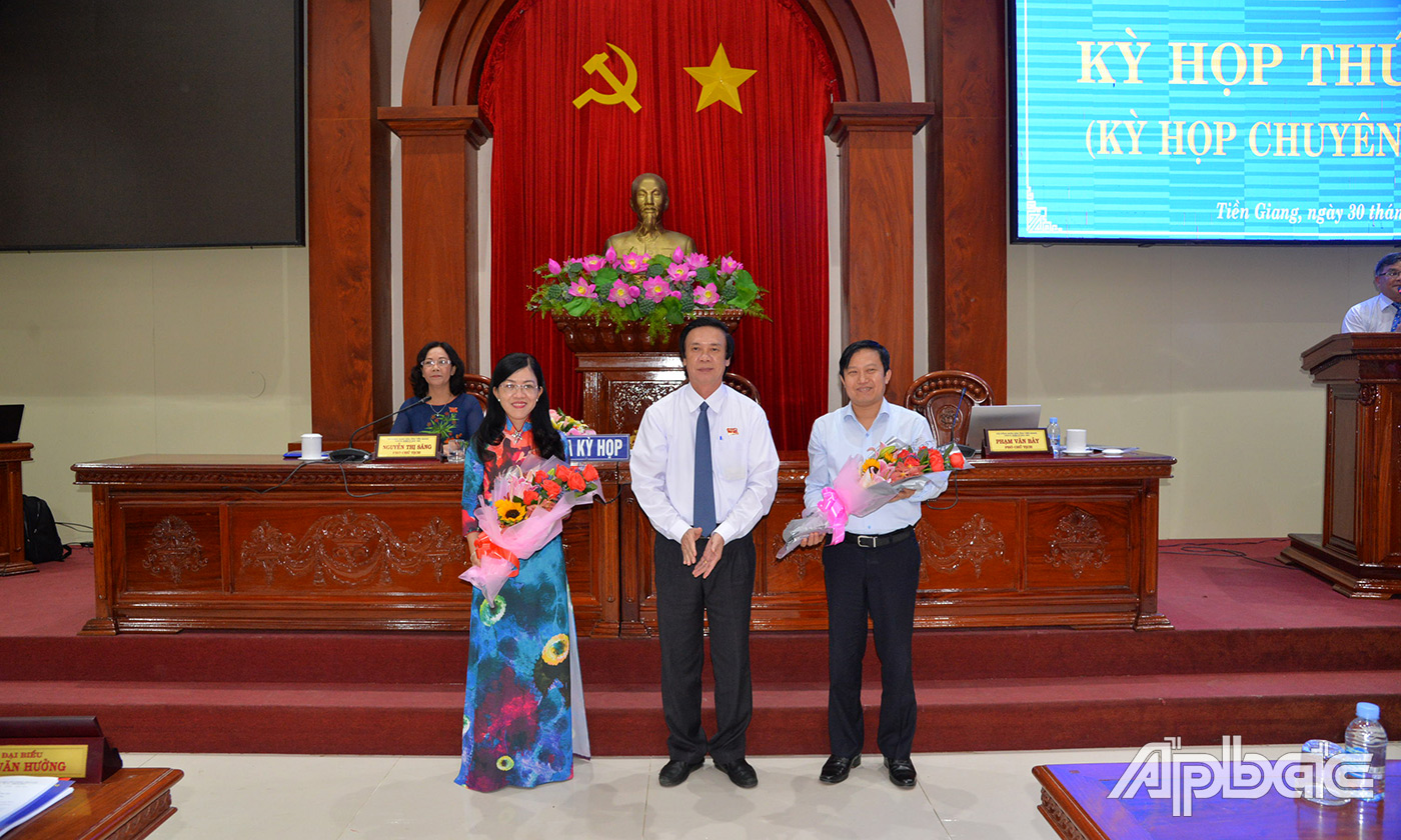Đồng chí Nguyễn Văn Danh tặng hoa chúc mừng các đồng chí vừa được trúng cử Ủy viên UBND tỉnh, nhiệm kỳ 2016 – 2021 tại kỳ họp.