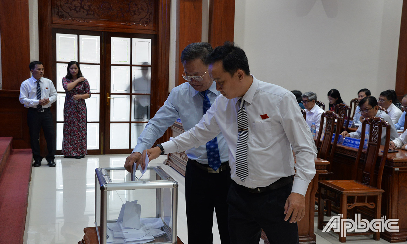 Đại biểu bỏ phiếu bầu chức danh Ủy viên UBND tỉnh