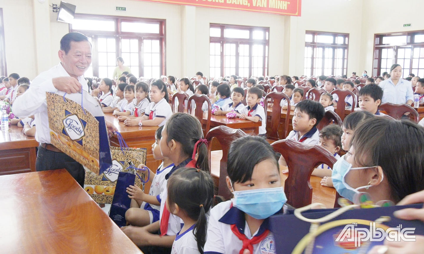 Lãnh đạo huyện Cai Lậy tặng quà trung thu cho thiếu nhi
