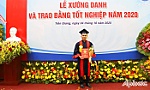 Ngưỡng mộ nghị lực của chàng trai tốt nghiệp thủ khoa