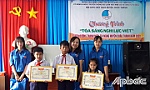 Tặng Giấy khen và quà cho 3 học sinh khiếm khuyết