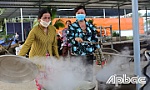 Gói bánh tét ủng hộ người dân miền Trung bị lũ lụt