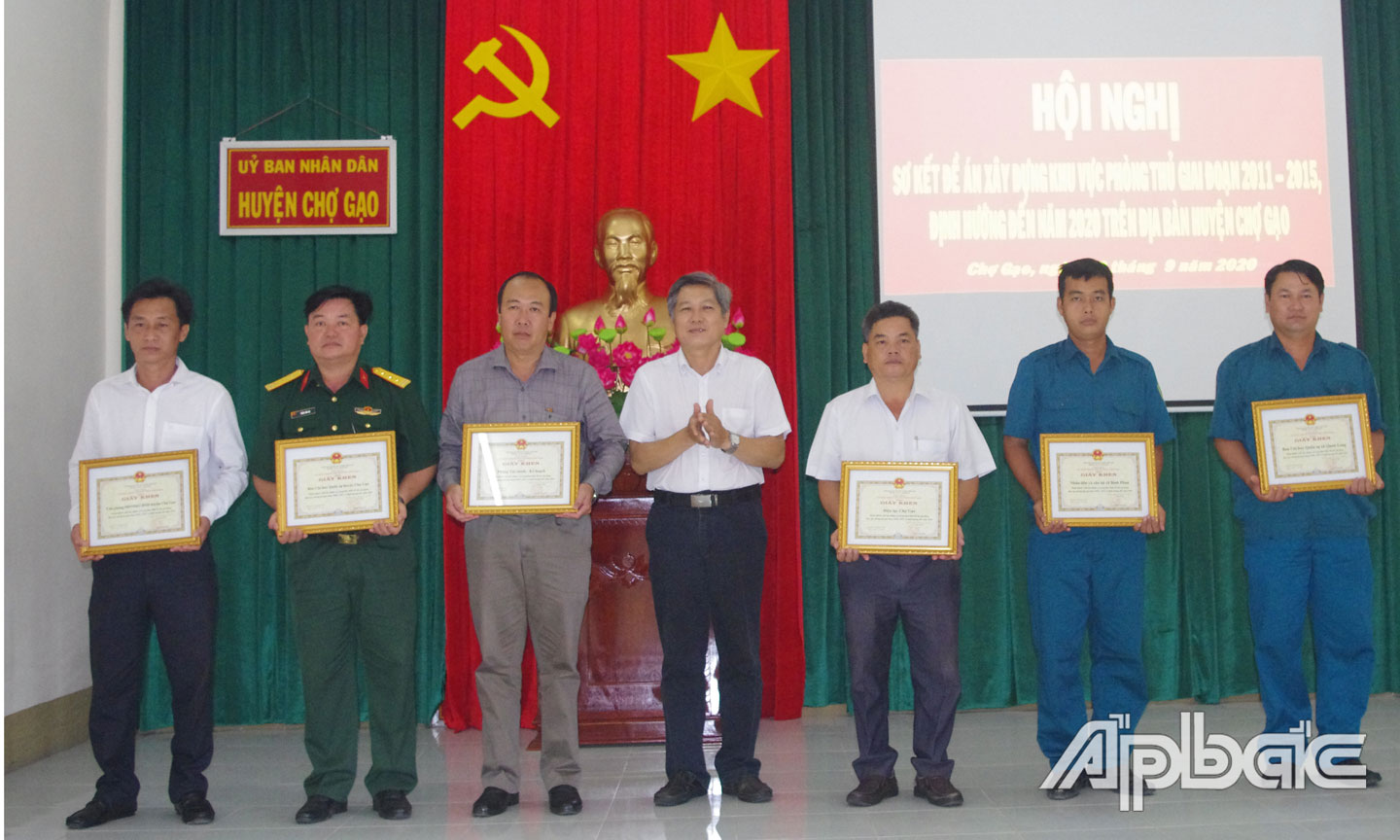 Đồng chí Nguyễn Hồng Hữu, Chủ tịch UBND huyện trao thưởng cho các tập thể.