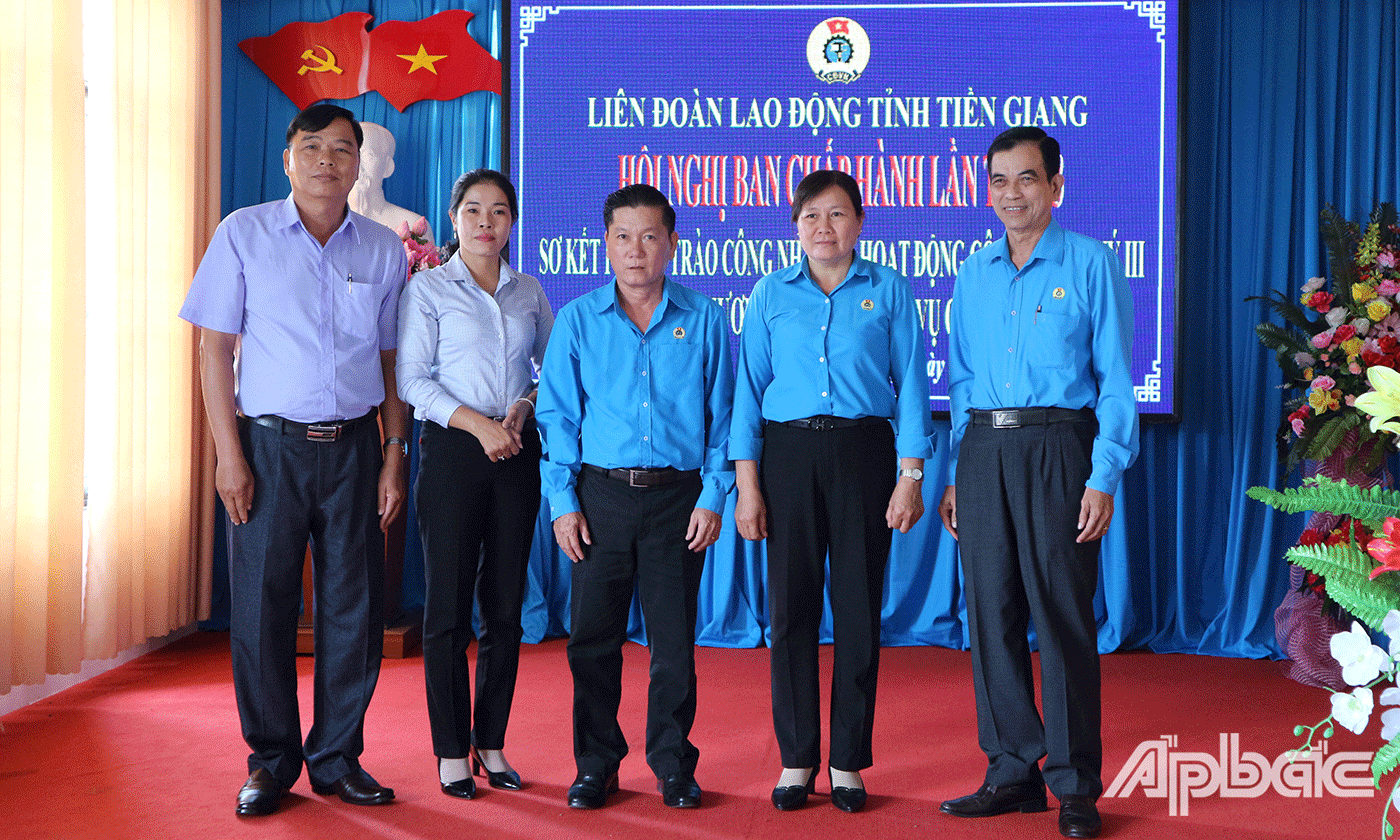 Các đồng chí mới trong Ban Chấp hành LĐLĐ tỉnh nhiệm kỳ 2018-2023 ra mắt tại hội nghị