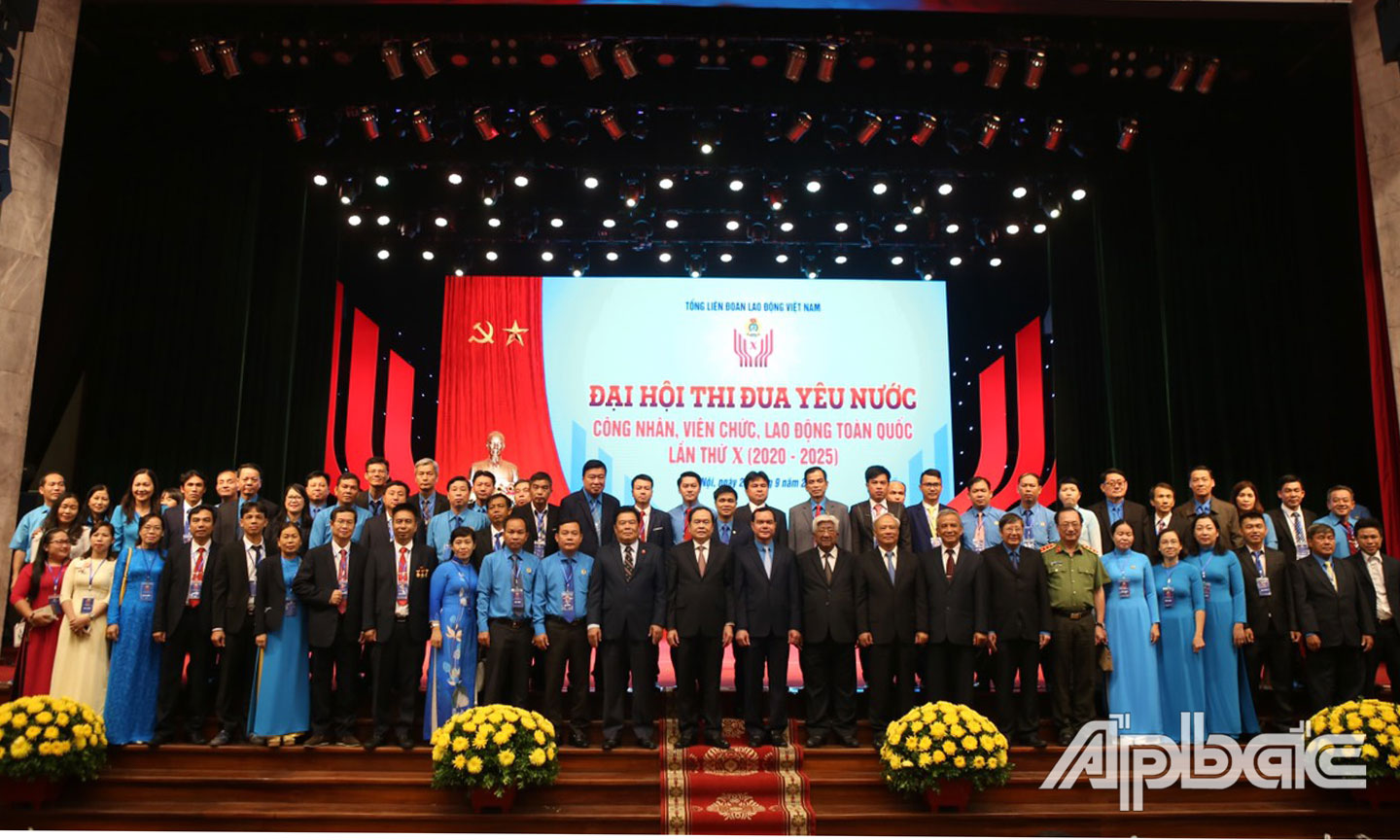Các đại biểu chụp ảnh lưu niệm tại Đại hội Thi đua yêu nước trong CNVCLĐ lần thứ X, giai đoạn 2020 - 2025.