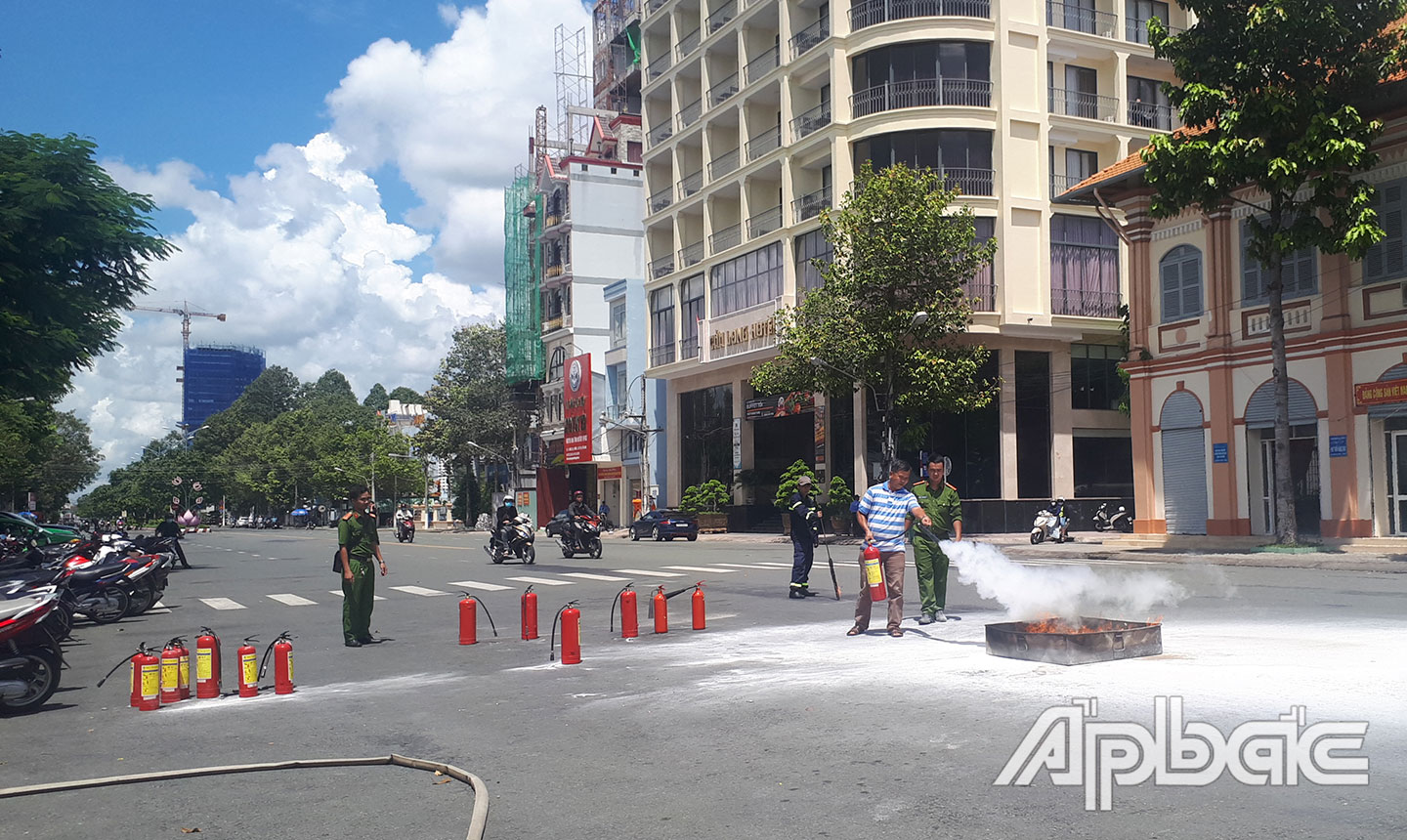 Thực tập phương án chữa cháy. Ảnh: DIỄM HUỲNH