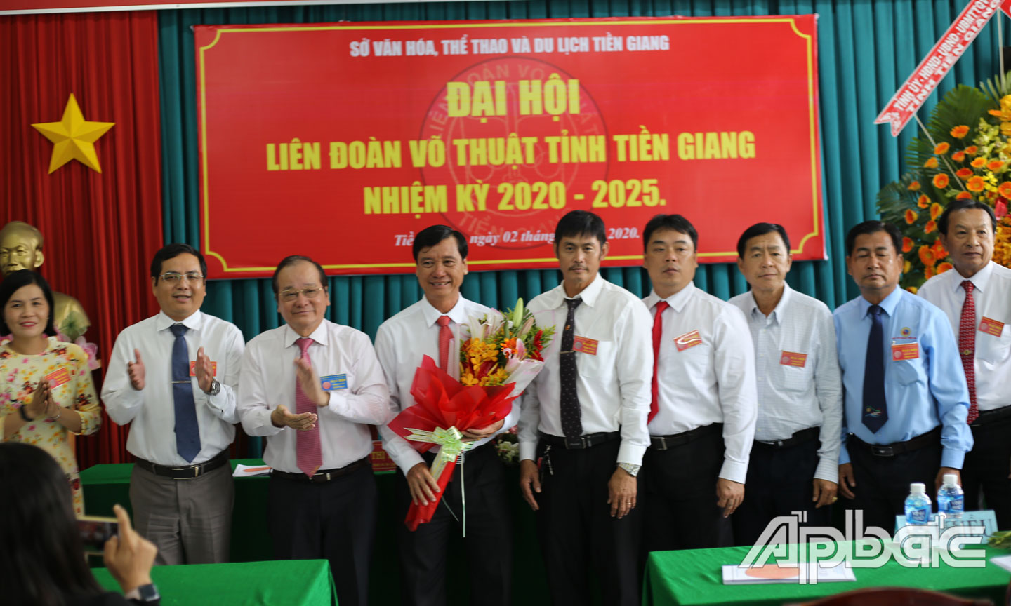 Ông Trần Thanh Đức, Chủ tịch danh dự của Liền đoàn võ thuật tặng hoa chúc mừng Ban chấp hành.