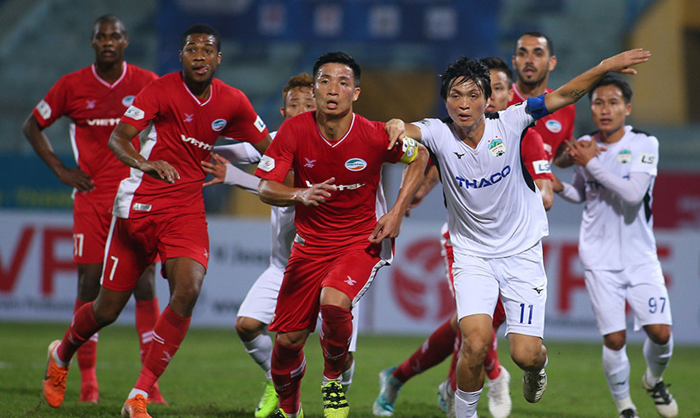 V-League  dù chịu  ảnh hưởng của dịch bệnh nhưng vẫn  hấp dẫn nhờ thể thức  thi đấu mới. Ảnh: Vietnamnet.vn