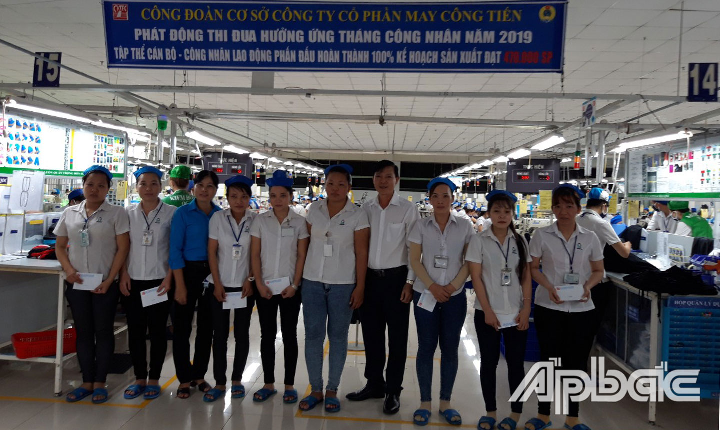 Nữ CNLĐ được CĐCS Công ty cổ phần may Công Tiến khen thưởng vì đạt thành tích trong lao động sản xuất.
