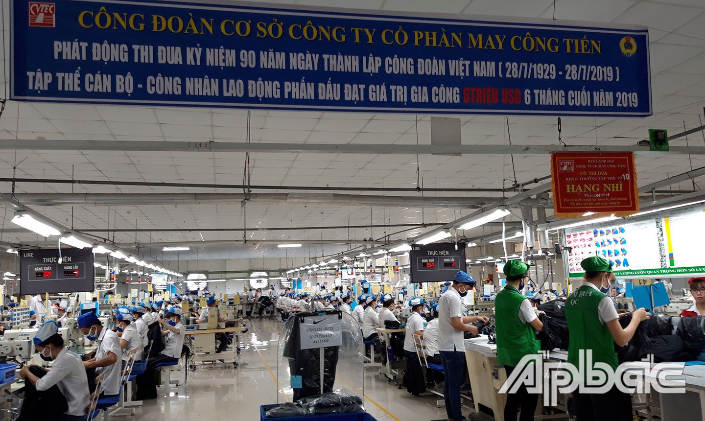 CĐCS Công ty cổ phần may Công Tiến treo băng rôn phát động phong trào thi đua tại xưởng sản xuất.